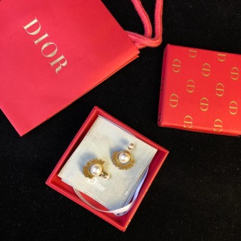 2019 Hot Selling Dior JAdior Brass Logo Motif White Pearl Ball Females High End Stud Earrings Replica