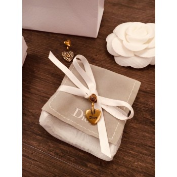 2021 New Christian Dior Embellished Paved Diamonds Heart-shaped Aged Brass Women Star Detail Stud Earrings