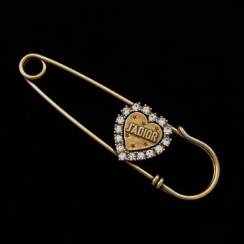 Popular Party Style Dior LAmour Avenir Heart-shaped White Crystal Edging Charming Ladies Aged Gold-tone Brooch V0290LAVCY_D908