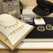 Replica Dior Dio(r)evolution Classic Yellow Gold Paved Diamonds DIOR Logo Pendants Females White Pearl Bracelet B1273DVOCY_D301